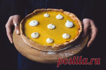 Апельсиновый пирог Этот пирог из тех, что заливаются жидкой начинкой, которая долго густеет. Поэтому это блюдо "завтрашнего дня". Готовить его лучше вечером, а наутро уже можно будет подавать к столу. Основа вкуса - апельсины, мы готовим пирог только с ними, но вы можете часть апельсинов заменить на...