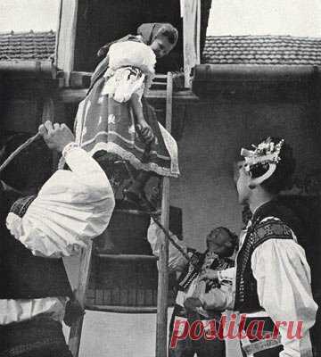 День порки и другие странные традиции в наши дни из Средневековья
Несмотря на то, что Средневековье считается темным временем, в нем был свой некий особенный колорит. Зачастую туристы в чужой стране встречают весьма странные традиции и обычаи, которые иногда кажутся даже крайне пугающими. Большинство из них зародились еще в глубокой древности, и до сих пор перенимаются из поколения в поколение. Пасхальный кнут на удачу Как это […]
Читай пост далее на сайте. Жми ⏫ссылку выше