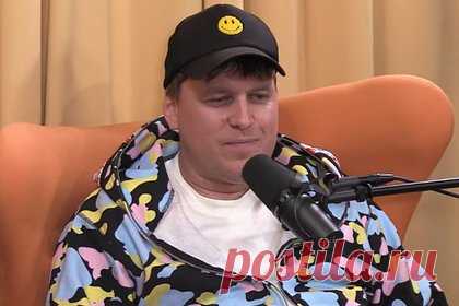 Живущий в США российский комик пожаловался на местную колбасу. Известный российский комик Александр Незлобин, живущий в Лос-Анджелесе, рассказал об отсутствии в этом городе вкусной колбасы. Об этом он заявил в подкасте STANDUP LA, беседуя с украинским блогером и рэпером Kyivstoner (настоящее имя — Альберт Васильев). Собеседник с ним не согласился.