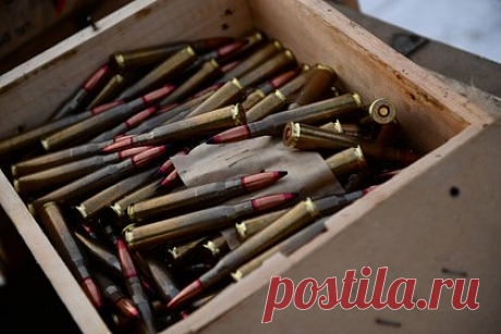У начальника охраны российской судоверфи нашли 15 гранат и тысячи патронов. У начальника охраны «Адмиралтейских верфей» и его подчиненного нашли арсенал оружия. Силовики провели обыск не только у сотрудников охранного предприятия, но и у работника «Новоладожского племенного завода». Обыски стали проводить из-за драки фигурантов с применением оружия.