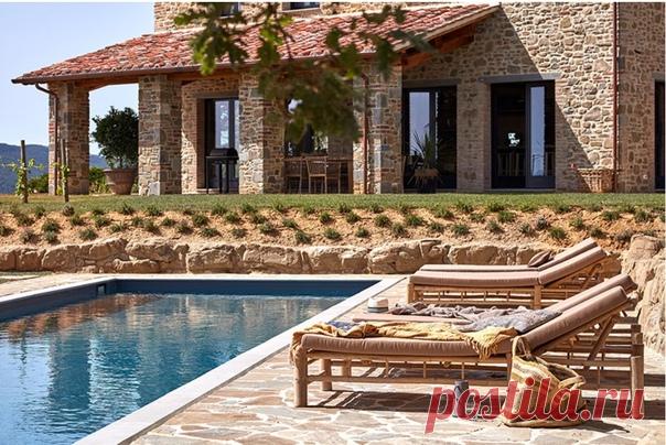 Эта очаровательная вилла из камня в традиционном для Умбрии и Тосканы стиле выглядит максимально аутентично, хотя построена она всего два года назад. Для местных жителей важно, чтобы все постройки в регионе были в одном стиле и сочетались друг с другом, и с ними нельзя не согласиться: во время путешествий по этим краям нельзя не восхититься единением в архитектуре и красотой местной природы.