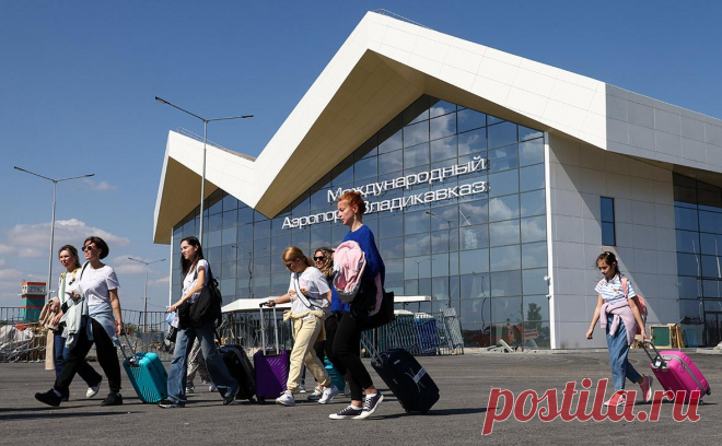 Аэропорт Владикавказа закрыли для полетов. В аэропорту Владикавказа запретили прием и вылет гражданских судов, сообщил представитель Росавиации Артем Кореняко.