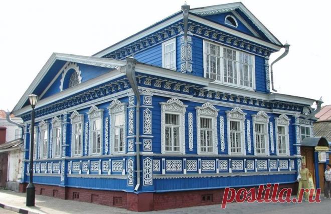 Александр Комов:  ГОРОДЕЦ (Нижегородская обл.) – старинный город на Волге, основанный в 1152 году князем Юрием Долгоруким. В феврале 1238 года Городец был сожжён войсками хана Батыя, но быстро восстановился... На его улицах можно видеть много красивых деревянных и каменных домов второй половины XIX – первой половины XX вв.  На фото один из этих домов – это дом купца Гришаева второй половины XIX века. С 2008 года в этом доме находится Музей самоваров  |  Фотопутешествия | facebook.com