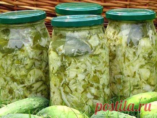 Салат из молодой капусты с огурцами и луком 
Для салата из молодой капусты с огурцами и луком понадобится: 
* молодой капусты – 1,5 кг 
* зеленых огурцов – 1,5 кг 
* репчатого лука – 0,5 кг 
* чеснок – 1 головка 
*пучок зеленого лука 
*8 листьев лавровых 
*пучок листьев сельдерея 
Для маринада: 
*масло растительное – 0,5 стакана 
*уксус 10% — 4 ст. ложки 
*соль – 2 ст. ложки 
*сахар – 1 ст. ложка 
Способ приготовления: 
Молодую капусту промыть, обсушить и мелко нарезать. 
Зеленые огурцы
