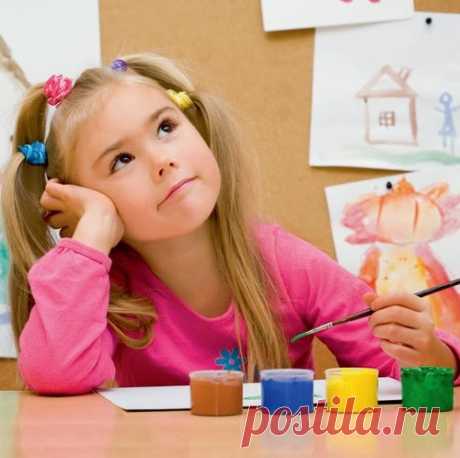 По мнению психологов руку ребенка можно определять с 4-5 лет. Все тесты выполняются легко  и быстро, без какой-либо подготовки ребенка. Важно определить, какой рукой ребенку удобнее работать без вмешательства взрослого.
