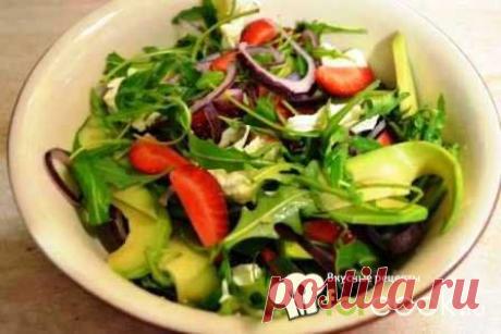 САЛАТ С КЛУБНИКОЙ И АВОКАДО