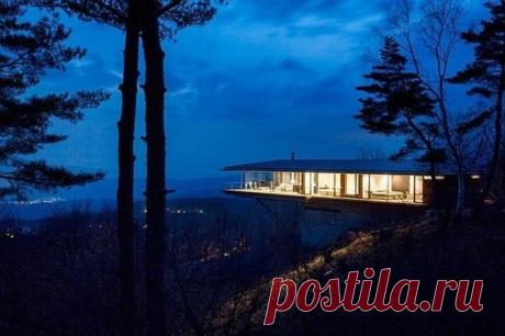 Летающий дом в Нагано Талантливые архитекторы из Kidosaki Architecture Studio создали дом, расположенный на скале близ города Нагано, Япония.