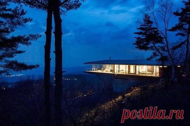 Летающий дом в Нагано Талантливые архитекторы из Kidosaki Architecture Studio создали дом, расположенный на скале близ города Нагано, Япония.