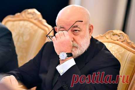 Российский миллиардер выиграл суд в Европе по поводу своих денег. Миллиардер, основатель группы «Ренова» Виктор Вексельберг выиграл дело против швейцарского банка PostFinance по поводу закрытия своих счетов. В документе отмечается, что Вексельберг проживал в Швейцарии и с апреля 2018 года попал под санкции США. Осенью того же года он открыл в европейском банке PostFinance два счета.