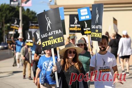 В переговорах бастующих актеров с голливудскими студиями заметили прогресс. В переговорах Гильдии киноактеров США (SAG-AFTRA) и Альянса продюсеров кино и телевидения (AMPTP) наметился прогресс. По словам источника издания Deadline, в переговорах присутствует «чувство оптимизма». «Похоже, мы находимся на завершающем этапе», — добавил собеседник из индустрии.