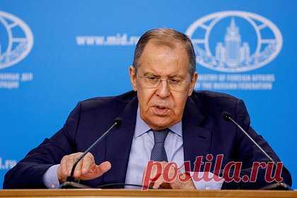 Лавров прокомментировал совет США украинцам провести выборы. Глава МИД России Сергей Лавров заявил, что Москва не вмешивается во внутренние дела других стран. Таким образом министр прокомментировал совет США украинцам провести выборы главы государства. «Советовать кому-то проводить выборы, когда конституция этого не позволяет, — прерогатива "Большого брата"», — подчеркнул он.