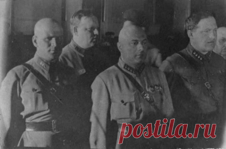 Карл Паукер: за что Сталин расстрелял начальника своей охраны «…Неутомимый Паукер, начальник оперативного отдела, начальник личной охраны Сталина, его особо доверенное лицо и даже его личный парикмахер: подставить свое горло под чужую бритву – какое доверие может быть выше», – писал о нем известный советский прозаик Анатолий Рыбаков в романе «35-й и другие годы». Карла Паукера называют одним из организаторов сталинских репрессий, входившим в группу сотрудников НКВД по делу...
