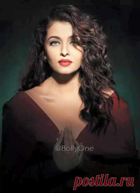 Gorgeous Aishwarya Rai Bachchan Stuns at a Store Launch in Sydney! Aishwarya Rai Bachchan surely knows how to set the temperatures soaring! The actress left us stunned with her appearance at the store launch of a watch brand that she endorses, today in Sydney. Dressed in a off-shoulder grey gown, Aishwarya looked breathtakingly beautiful as she arrived for the event. The lady, as expected was mobbed by fans in Sydney, and also obliged a few with pictures. We are loving Aishwarya's chic style