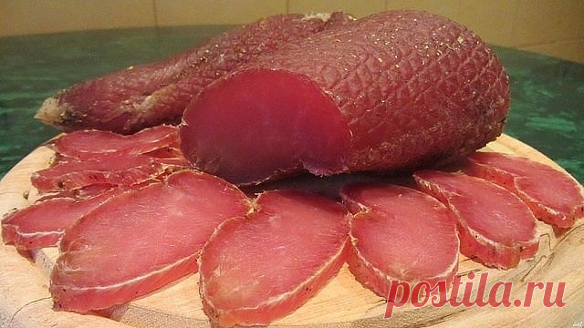 Вяленые куриные грудки (филе) 

2-2,5 кг куриного филе 
4-5 стол. ложек крупной соли с горкой 
1 ст.л чёрного молотого перца 
1 ст.л. красного молотого перца 

Соль и перец хорошо смешиваете в миске и обваливаете в этой смеси филе. 

Складываете в кастрюльку, накрываете пищевой плёнкой, придавливаете тарелкой и ставите в холодильник на 12 часов. 

ВАЖНЫЙ МОМЕНТ - НЕ ПЕРЕДЕРЖАТЬ ДОЛЬШЕ, ЧЕМ 12 ЧАСОВ! МЯСО БУДЕТ ПЕРЕСОЛЕННЫМ! 

Через 12 часов достаёте филе и тщательно промыв...