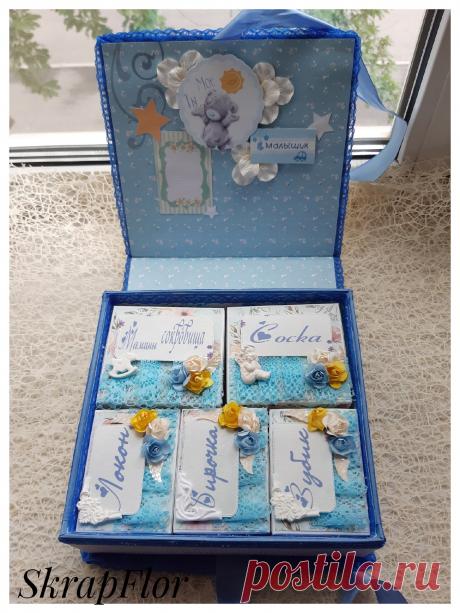 Мамины сокровища для мальчика. Размером 20,5 на 22 см. Крышка маминых сокровищ мягкая - синтепух, обтянута тканью. В коробочке есть маленькие коробочки под :мамины сокровища , бирку, зубик и локон.