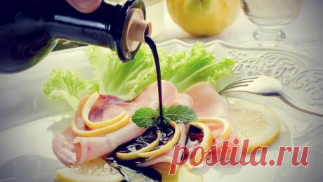 Бальзамический уксус
Оригинальный вкус, новое звучание хорошо знакомого блюда, удивленные взгляды ваших гостей – все это несколько капель изысканного бальзамического уксуса, добавленных во фруктовый или овощной салат, блюдо из морепродуктов, маринад для мяса или птицы.