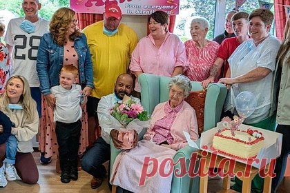107-летняя женщина назвала поспособствовавшее ее долголетию лакомство. Долгожительница из Ирландии отметила очередной день рождения и назвала любимое лакомство, которое поспособствовало ее долголетию. 107-летняя Агнес Томпсон из Белфаста отпраздновала знаменательную дату 2 сентября в окружении семьи. Женщина родилась в 1915 году и большую часть жизни занималась изготовлением сладостей.