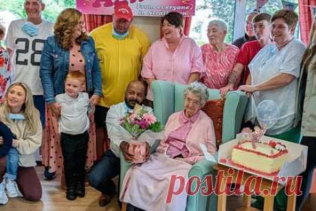 107-летняя женщина назвала поспособствовавшее ее долголетию лакомство. Долгожительница из Ирландии отметила очередной день рождения и назвала любимое лакомство, которое поспособствовало ее долголетию. 107-летняя Агнес Томпсон из Белфаста отпраздновала знаменательную дату 2 сентября в окружении семьи. Женщина родилась в 1915 году и большую часть жизни занималась изготовлением сладостей.
