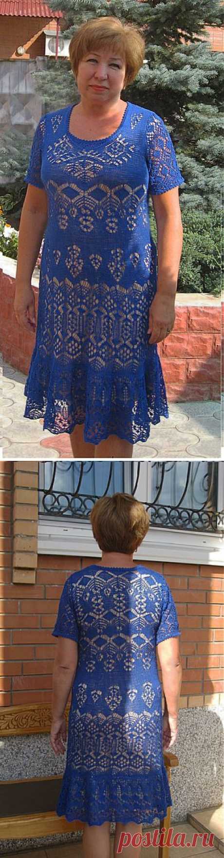Синее ажурное платье.