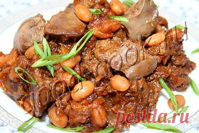 куриная печень, тушеная с фасолью в томатном соусе