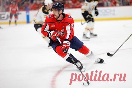 Американские фанаты назвали российского игрока НХЛ «врагом народа». Российский нападающий «Вашингтон Кэпиталс» Евгений Кузнецов ударил защитника «Ванкувера» Кайла Берроуза клюшкой по лицу в матче регулярного чемпионата Национальной хоккейной лиги (НХЛ), чем вызвал недовольство американских пользователей сети. Один из пользователей назвал Кузнецова «врагом народа».