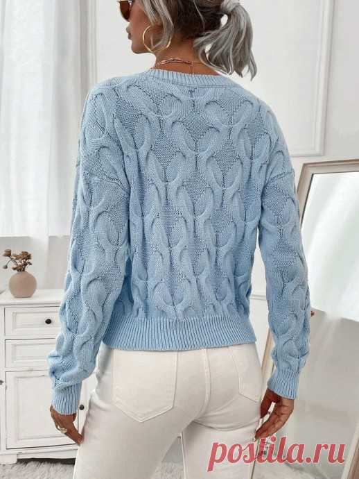 Голубой пуловер с косами, переходящими в ромбы