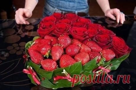 Букет из роз и клубники