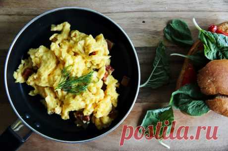 Неожиданный ингредиент для вкусной яичницы, который поможет даже тем, у кого с готовкой не складывается