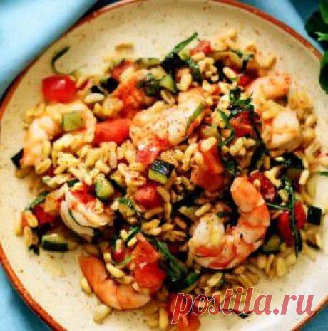 Мятный салат с пшеницей и креветками