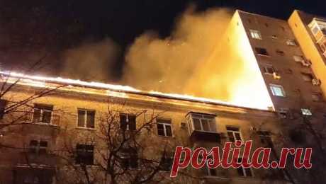 Огонь с крыши шестиэтажного дома на севере Москвы перекинулся на четыре соседних здания. В Москве пламя с крыши шестиэтажного жилого дома перекинулось на четыре соседних здания. Об этом сообщает RT со ссылкой на очевидца. &quot;Всех людей эвакуировали в ТЦ &quot;Галерея Аэропорт&quot;. Пока информации о пострадавших ...