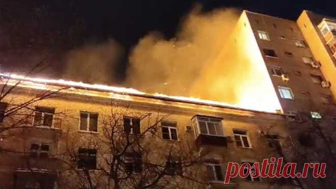 Огонь с крыши шестиэтажного дома на севере Москвы перекинулся на четыре соседних здания. В Москве пламя с крыши шестиэтажного жилого дома перекинулось на четыре соседних здания. Об этом сообщает RT со ссылкой на очевидца. "Всех людей эвакуировали в ТЦ "Галерея Аэропорт". Пока информации о пострадавших ...