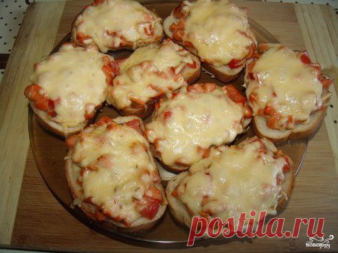 Горячие бутерброды на скорую руку 
http://povar.ru/recipes/goryachie_buterbrody_na_skoruiu_ruku-13752.html

Горячие бутерброды на скорую руку - пошаговый кулинарный рецепт на Повар.ру
Замечательный вариант быстрого завтрака для тех, у кого по утрам нет времени. Очень быстро и легко вы сможете приготовить вкусные и хрустящие бутерброды на скорую руку, которые оценят даже .