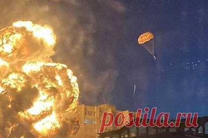 После падения самолета на жилой дом в Ейске в небе заметили парашют. Очевидцы опубликовали фото парашютиста рядом с местом падения самолета в Ейске. Снимок выложило издание «Коммерсантъ». На кадре видно, предположительно, катапультировавшегося пилота рядом с горящим жилым зданием. Сообщения об инциденте появились вечером 17 октября. По сообщениям очевидцев, на здание упал самолет.