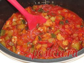 САЛАТ из помидоров и КАБАЧКОВ на зиму
Этот вкусный салат мы всегда съедаем очень быстро, поэтому заготавливаем побольше!
Вам понадобится: 
- 2 кг кабачков 
- 2,5 кг помидоров 
- 1 кг сладкого зеленого перца
- 200 г чеснока
- 1 стакан сахара
- 1 стакан растительного масла без запаха
- 2 столовые ложки соли с верхом
- полстакана 9% уксуса.
Кабачки нужно нарезать небольшими кубиками. Помидоры с чесноком пропустить через мясорубку, все соединить, добавить соль, сахар, растител...