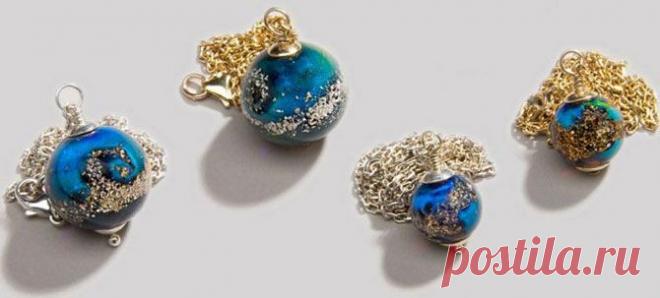 Вечная память: художница создаёт мемориальные бусы из пепла усопших людей