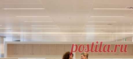 «Привет! Как дела? — Хорошо. А у тебя? — Тоже ничего». Многим такой словесный пинг-понг кажется поверхностным и натужным, к нему вроде бы прибегают, только если больше говорить не о чем. Но психологи считают, что у светской болтовни есть свои плюсы. #психологияобщения #секретыобщения #уверенность #советыпсихолога
