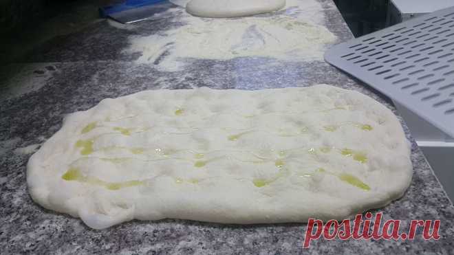 Выпекание корочки парбейк из муки бренда Rizza Mix Наконец займемся растягиванием и выпеканием корочки. Это важный этап тщательного и равномерного распределения газа по корочке. 1. Помещаем растянутые корочки...