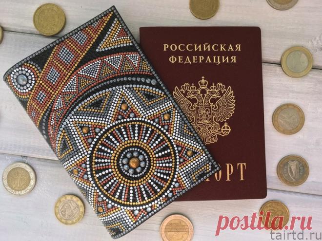Точечная роспись на обложке для паспорта.