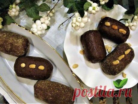 Пирожное "картошка" с кофейным вкусом.    Пирожное “картошка” – многими любимый десерт ещё со времён советского детства. Это пирожное остаётся популярным и сейчас. Причём изначально десерт готовился из неиспользованных остатков выпечки: обрезков коржей для тортов и крошек. Тем не менее десерт стал абсолютно признанным и теперь готовится специально. Дома его можно приготовить очень быстро, благо выпекать не нужно.
