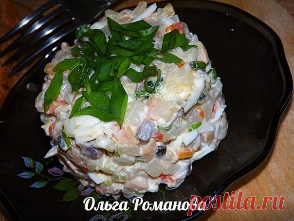 Вкусный и недорогой салат «Боярский» с селёдкой и маринованными грибами