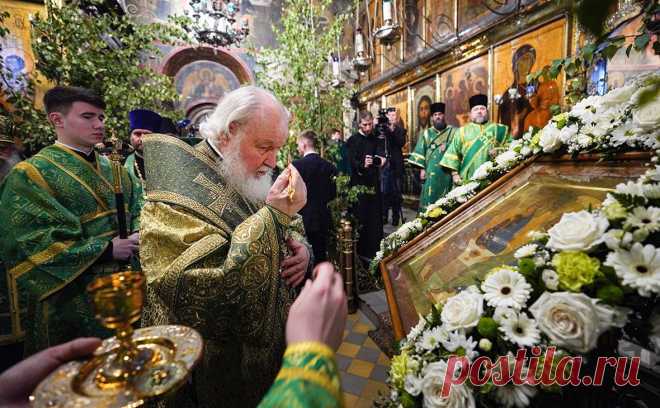 Патриарх Кирилл поцеловал витрину с иконой «Троица» перед началом службы. Патриарх Московский и всея Руси Кирилл начал божественную литургию в храме Христа Спасителя, куда ночью из Третьяковской галереи привезли икону Андрея Рублева «Троица», передает ТАСС.