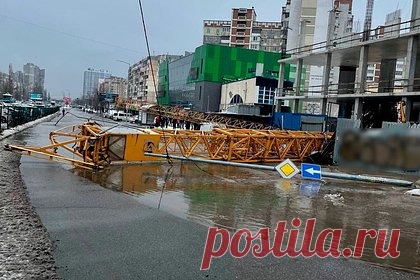 Упавший строительный кран стал причиной потопа на одной из улиц Киева. Падение строительного крана стало причиной повреждения водопровода, в результате была затоплена одна из улиц Киева. Об этом сообщила Киевская городская военная администрация (КГВА). Позднее в КГВА проинформировали, что повреждение водопровода на углу улиц Ревуцкого и Тростянецкой удалось локализовать.