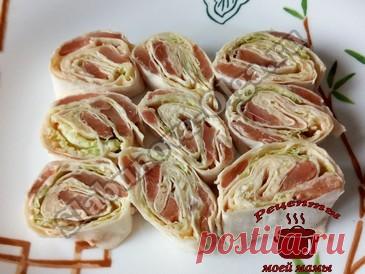 Закуска из лаваша с красной рыбой и пекинской капустой Дорогие читатели! Закуска из лаваша с красной рыбой и пекинской капустой, это вкусно, это полезно, это аппетитно. Готовьте, радуйте своих близких, друзей и гостей. ИНГРЕДИЕНТЫ: 2 платины лаваша 100 г красной рыбы 100 г твердого сыра 100 пекинской капусты майонез Лаваш с красной рыбой ПРИГОТОВЛЕНИЕ: Должно быть две пластины лаваша. Так как у меня лаваш …