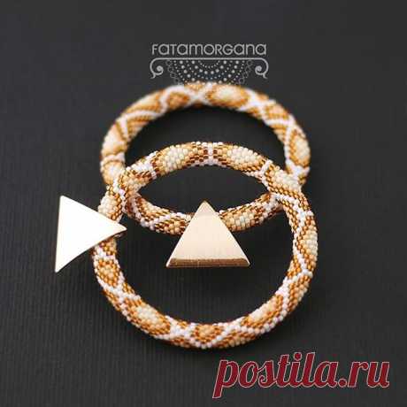 Cześć Gwiazdy! 🌟

Długo nie mogłam zdecydować się na jaki temat chciałabym porozmawiać z wami. Ale dziś oglądałam stories marki Versace i szczęka mi opadła 😍

Dawno nie widziałam takiej mocnej kolekcji, w której zostały uwzględnione chyba wszystkie nadchodzące trendy. Teraz nawet zastanawiam się czy nie zmienić mojego ulubieńca Alexander McQueen na Versace 😁

Ostatnio bardzo mnie interesują znane marki modowe, ale bardziej ze strony marketingowej. Jak im się udaje pilno...