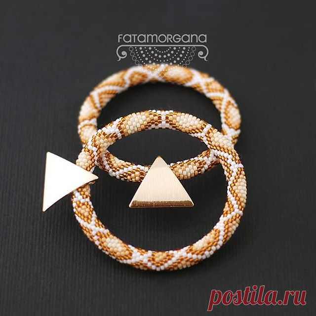 Cześć Gwiazdy! 🌟

Długo nie mogłam zdecydować się na jaki temat chciałabym porozmawiać z wami. Ale dziś oglądałam stories marki Versace i szczęka mi opadła 😍

Dawno nie widziałam takiej mocnej kolekcji, w której zostały uwzględnione chyba wszystkie nadchodzące trendy. Teraz nawet zastanawiam się czy nie zmienić mojego ulubieńca Alexander McQueen na Versace 😁

Ostatnio bardzo mnie interesują znane marki modowe, ale bardziej ze strony marketingowej. Jak im się udaje pilno...