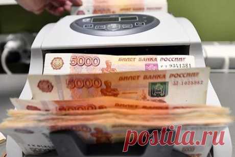 Россиянам назвали способы перестать жить от зарплаты до зарплаты. Большая часть населения России находится в грустной и неприятной парадигме «жить от зарплаты до зарплаты», хотя решение проблемы лежит на поверхности, сообщил финансовый советник, инвестор, управляющий D1 Capital Данила Ладнюк. В беседе с «Лентой.ру» он назвал способы перестать тратить всю зарплату подчистую.