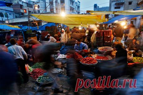 Злоумышленник незаметно заглядывал под юбки при помощи шнурков и телефона. В индийском городе Джайпур, штат Раджастхан, пойман мужчина, незаметно заглядывавший под юбки прохожих. Внимание полицейских привлекло его подозрительное поведение. Всякий раз, когда мимо шла женщина в юбке или платье, злоумышленник присаживался, чтобы завязать шнурки, и клал телефон на тротуар возле себя.