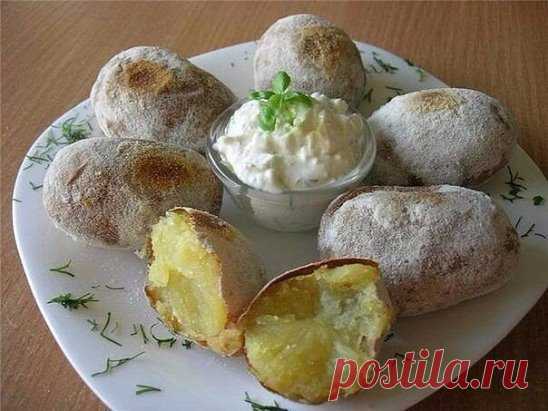 Картошечка получается такая, как испеченная на костре...
Нам понадобиться картофель с кожурой, который нужно очень хорошо помыть щеточкой.
Тогда готовим такую смесь - из 2 столовых ложек крупной соли и 3 ст.ложек муки.
Помытую, но не просушенную картошку мы очень хорошо обваливаем в этойсмеси и печем в духовке около часа (в зависимости от величины) при температуре 180 градусов.
Приятного аппетита!