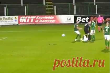 Вратарь попытался задушить одноклубника после пропущенного гола. Вратарь «Гленторана» Аарон Маккэри напал на одноклубника Бобби Бернса в матче чемпионата Северной Ирландии против «Колрейна» (2:2). На 80-й минуте Маккэри пропустил мяч. После этого он подбежал к партнеру по команде, сильно толкнул его в грудь, повалил на землю и попытался задушить. Рефери удалил голикипера с поля.