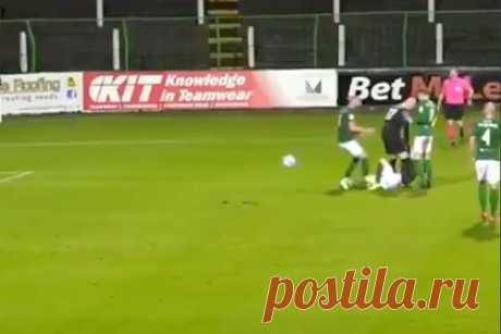 Вратарь попытался задушить одноклубника после пропущенного гола. Вратарь «Гленторана» Аарон Маккэри напал на одноклубника Бобби Бернса в матче чемпионата Северной Ирландии против «Колрейна» (2:2). На 80-й минуте Маккэри пропустил мяч. После этого он подбежал к партнеру по команде, сильно толкнул его в грудь, повалил на землю и попытался задушить. Рефери удалил голикипера с поля.